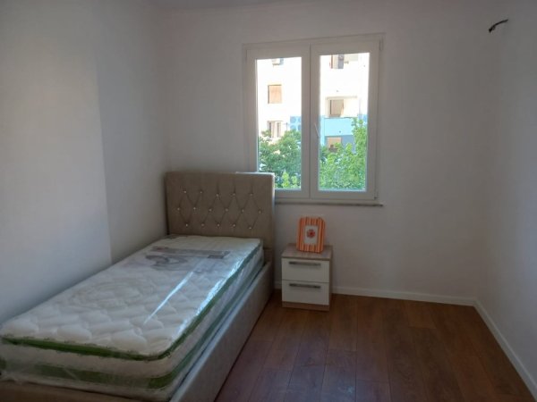 Tirane, jepet me qera apartament 2+1+Ballkon Kati 3, 80 m² 600 € (Rruga Asim Vokshi , perballe harry fultz)