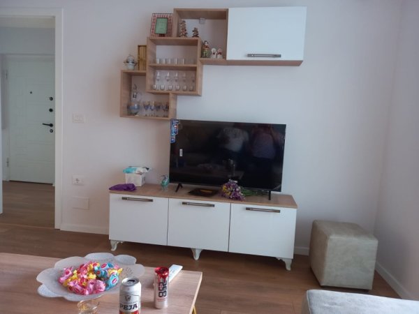 Tirane, jepet me qera apartament 2+1+Ballkon Kati 3, 80 m² 600 € (Rruga Asim Vokshi , perballe harry fultz)