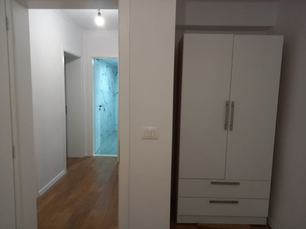 Tirane, jepet me qera apartament 2+1+Ballkon Kati 3, 80 m² 600 € (Rruga Asim Vokshi , perballe harry fultz)
