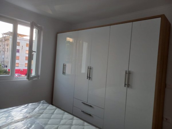 Tirane, jepet me qera apartament 2+1+Ballkon Kati 3, 80 m² 600 € (Rruga Asim Vokshi , perballe harry fultz)