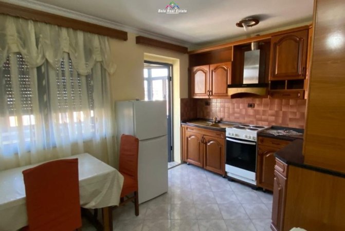Tirane, jepet me qera apartament 2+1 Kati 5, 90 m² 500 € (medreseja)