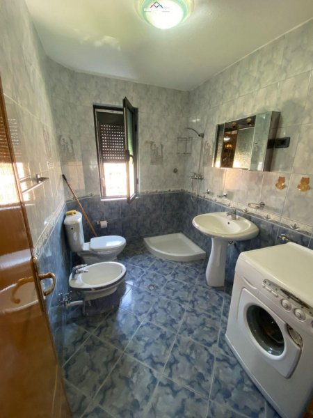 Tirane, jepet me qera apartament 2+1 Kati 5, 90 m² 500 € (medreseja)