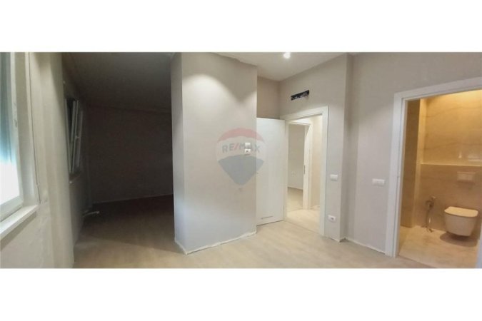 Tirane, jepet me qera ambjent biznesi Kati 3, 110 m² 550 € (Aleksander Moisiu Kinostudio)