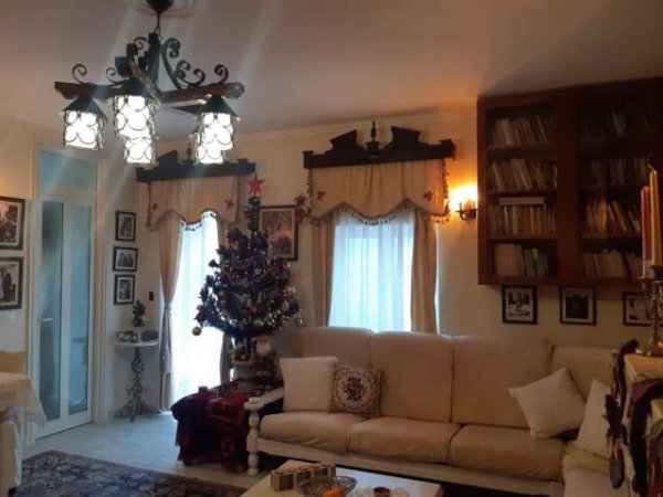 Tirane, jepet me qera Vile 2+1 Kati 1, 120 m² 2.000 Euro (surrel)