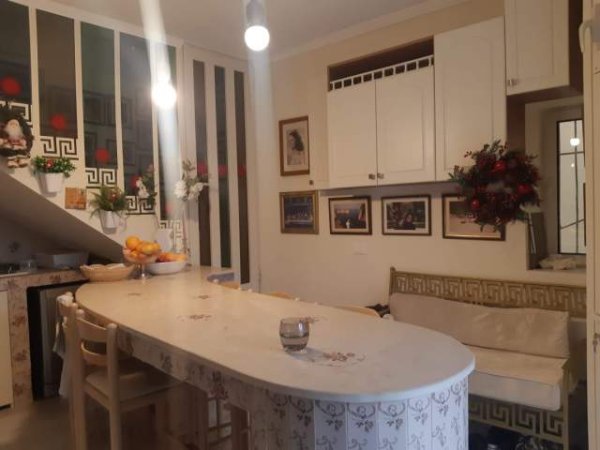 Tirane, jepet me qera Vile 2+1 Kati 1, 120 m² 2.000 Euro (surrel)