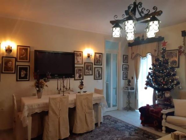 Tirane, jepet me qera Vile 2+1 Kati 1, 120 m² 2.000 Euro (surrel)
