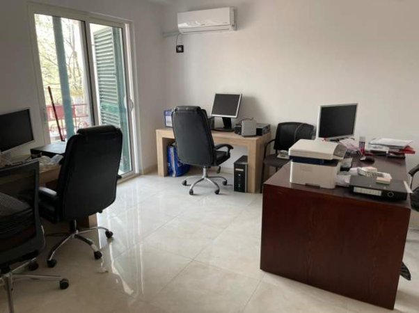 Tirane, jepet me qera zyre Kati 2, 70 m² 450 Euro (piazza)