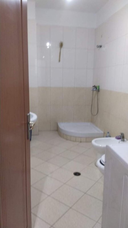 Tirane, jepet me qera apartament 1+1+BLK Kati 3, 77 m² 380 Euro (riza cerova)