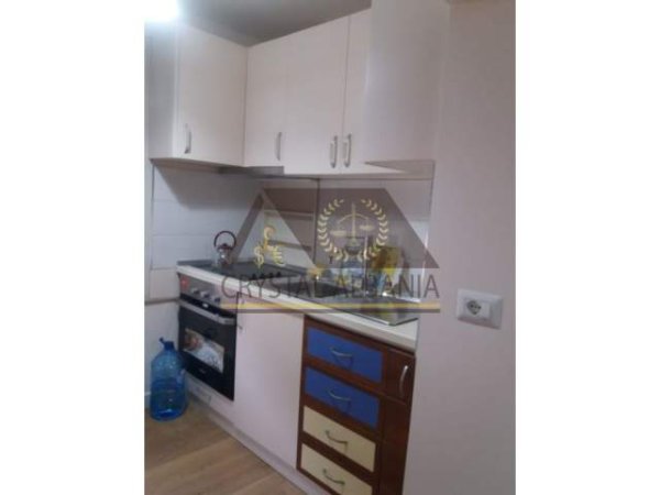 Tirane, jepet me qera garsonier Kati 5, 25 m² 300 Euro (bulevardi zogu i pare)