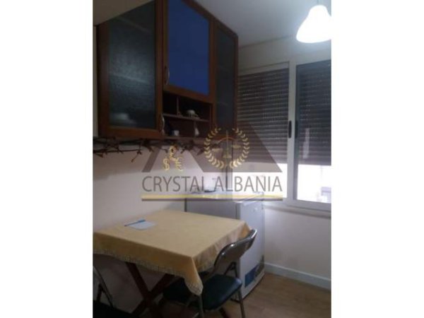 Tirane, jepet me qera garsonier Kati 5, 25 m² 300 Euro (bulevardi zogu i pare)