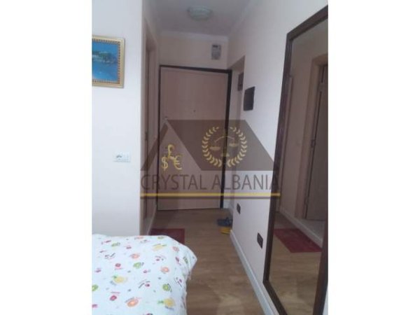 Tirane, jepet me qera garsonier Kati 5, 25 m² 300 Euro (bulevardi zogu i pare)