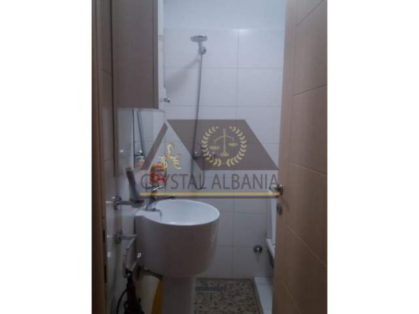 Tirane, jepet me qera garsonier Kati 5, 25 m² 300 Euro (bulevardi zogu i pare)