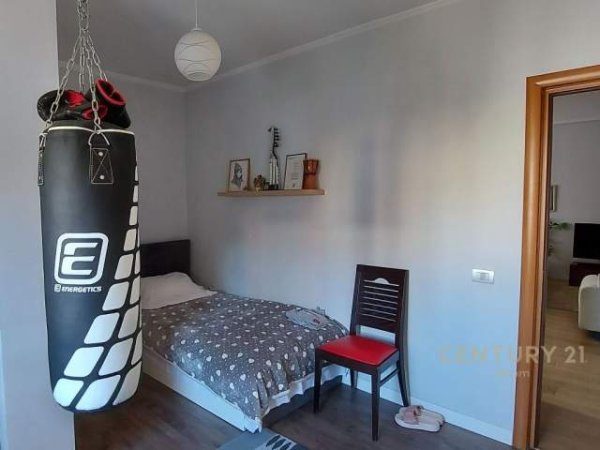 Tirane, jepet me qera apartament 700 Euro (vasil shanto)