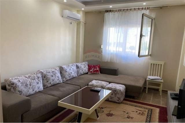 Tirane, jepet me qera apartament 1+1 Kati 1, 65 m² 330 Euro (liqeni i thate)