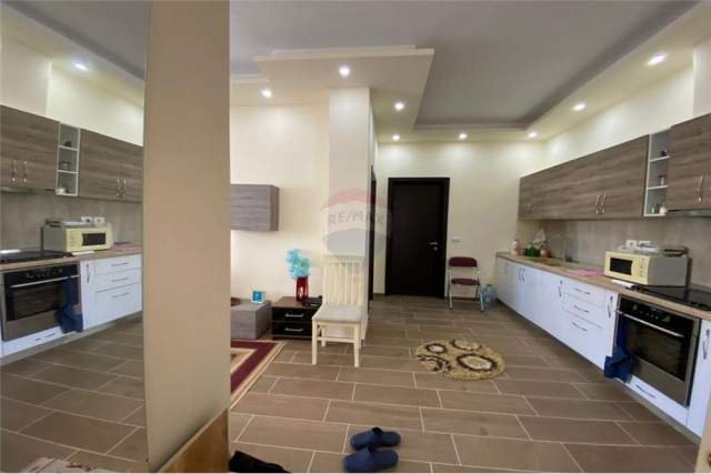 Tirane, jepet me qera apartament 1+1 Kati 1, 65 m² 330 Euro (liqeni i thate)