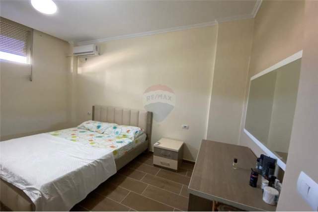 Tirane, jepet me qera apartament 1+1 Kati 1, 65 m² 330 Euro (liqeni i thate)