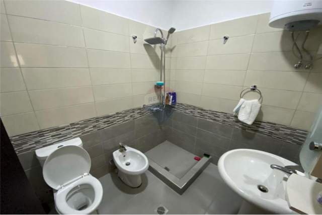 Tirane, jepet me qera apartament 1+1 Kati 1, 65 m² 330 Euro (liqeni i thate)