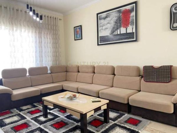 Tirane, jepet me qera apartament 400 Euro
