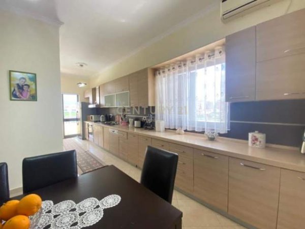 Tirane, jepet me qera apartament 400 Euro