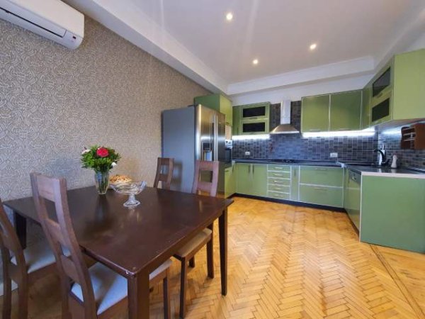 Tirane, jepet me qera apartament 2+1+A+BLK Kati 5, 80 m² 650 Euro (Qender)