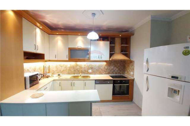 Tirane, jepet me qera apartament 2+1 Kati 3, 135 m² 900 Euro (rruga elbasanit)