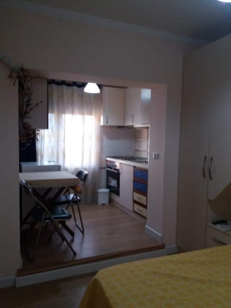 Tirane, jepet me qera garsonier 1+1 Kati 5, 25 m² 300 Euro (Fortuzi)