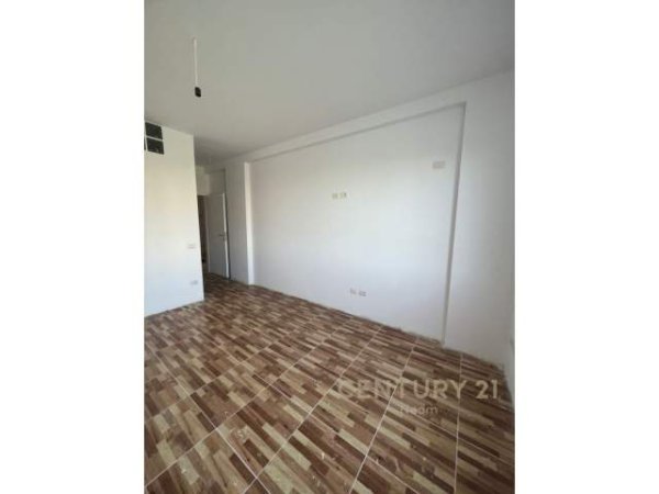 Tirane, jepet me qera zyre Kati 1, 130 m² 900 Euro