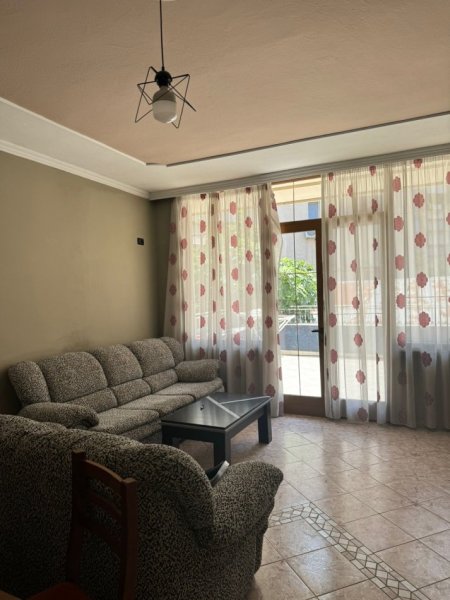 Tirane, jepet me qera apartament 2+1+Ballkon Kati 2, 90 m² 500 € (Selvia , prane viles gold)