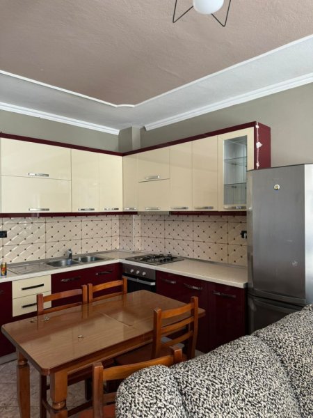 Tirane, jepet me qera apartament 2+1+Ballkon Kati 2, 90 m² 500 € (Selvia , prane viles gold)