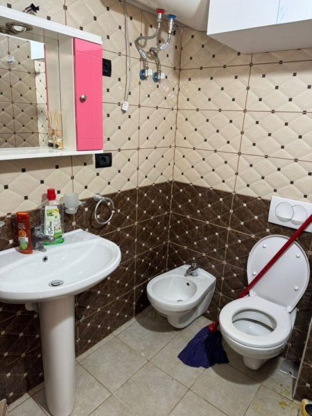 Tirane, jepet me qera apartament 2+1+Ballkon Kati 2, 90 m² 500 € (Selvia , prane viles gold)