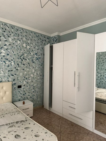Tirane, jepet me qera apartament 2+1+Ballkon Kati 2, 90 m² 500 € (Selvia , prane viles gold)