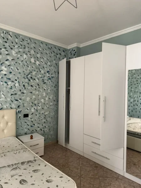 Tirane, jepet me qera apartament 2+1+Ballkon Kati 2, 90 m² 500 € (Selvia , prane viles gold)