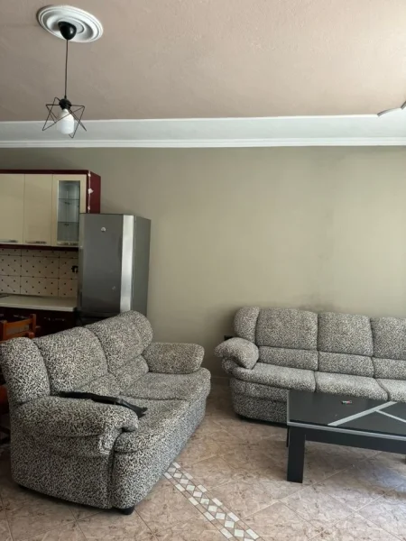 Tirane, jepet me qera apartament 2+1+Ballkon Kati 2, 90 m² 500 € (Selvia , prane viles gold)