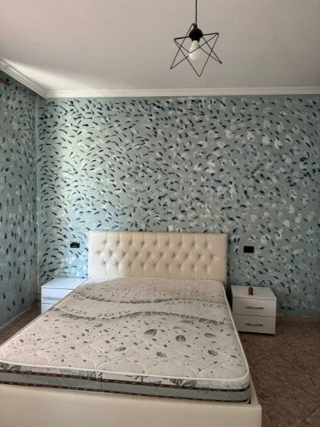 Tirane, jepet me qera apartament 2+1+Ballkon Kati 2, 90 m² 500 € (Selvia , prane viles gold)