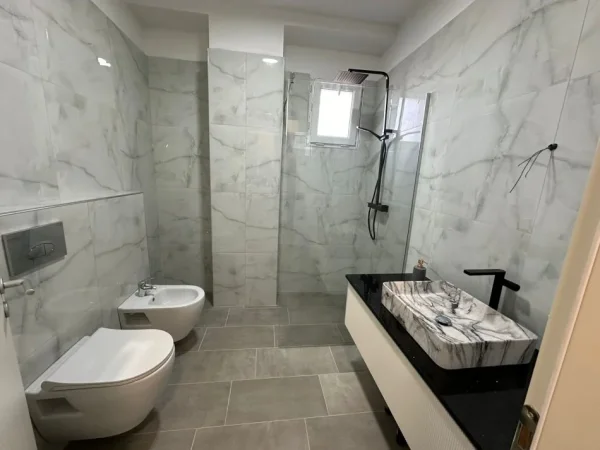 Tirane, jepet me qera apartament 2+1 Kati 6, 100 m² 700 € (Ali Dem)