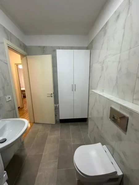 Tirane, jepet me qera apartament 2+1 Kati 6, 100 m² 700 € (Ali Dem)