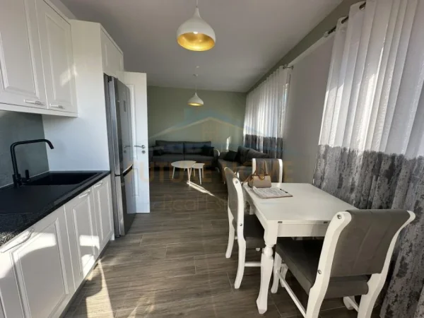 Tirane, jepet me qera apartament 2+1+Aneks+Ballkon Kati 5, 98 m² 500 € (Unaza e Re)