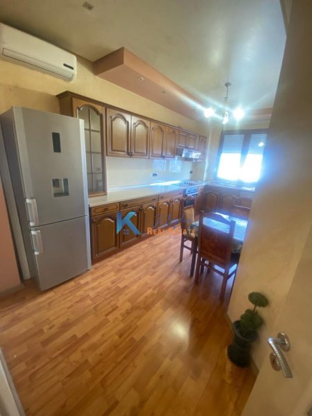 Tirane, jepet me qera apartament 3+1 Kati 12, 175 m² 600 € (Maternitetit te Ri)