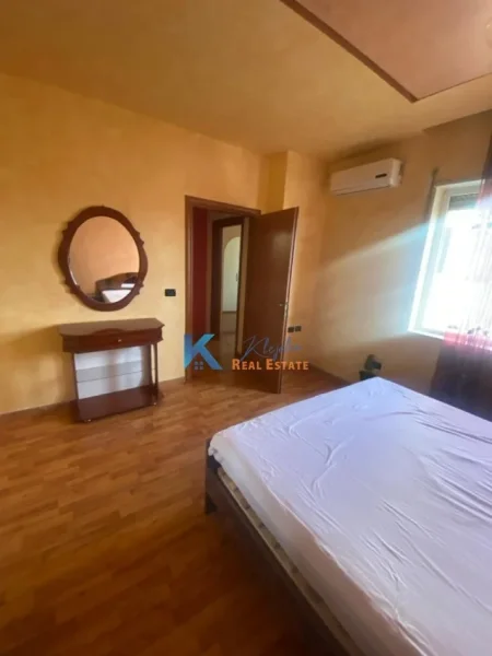 Tirane, jepet me qera apartament 3+1 Kati 12, 175 m² 600 € (Maternitetit te Ri)