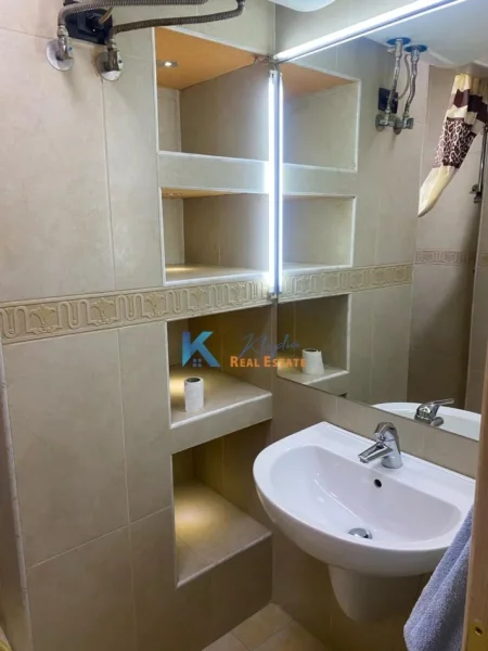 Tirane, jepet me qera apartament 3+1 Kati 12, 175 m² 600 € (Maternitetit te Ri)