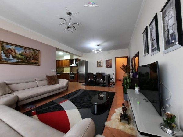 Tirane, jepet me qera apartament 2+1 Kati 7, 120 m² 600 € (don bosko)