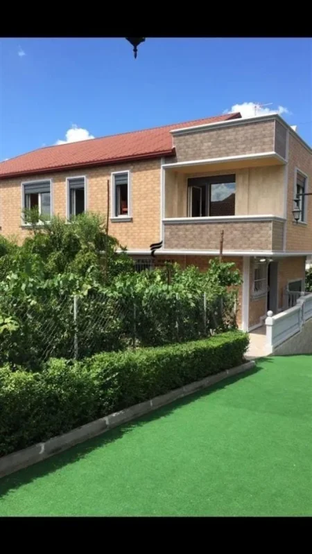 Tirane, jepet me qera Vile 3 Katshe Kati 4, 580 m² 1.200 € (INSTITUT)