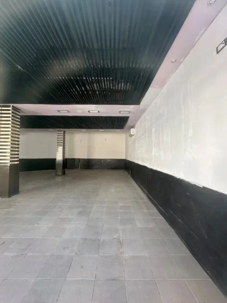 Tirane, jepet me qera magazine Kati 0, 150 m² 550 € (Ali Demi)