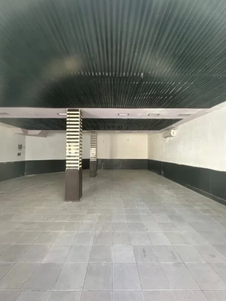 Tirane, jepet me qera magazine Kati 0, 150 m² 550 € (Ali Demi)