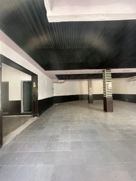 Tirane, jepet me qera magazine Kati 0, 150 m² 550 € (Ali Demi)