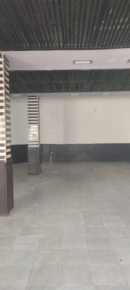 Tirane, jepet me qera magazine Kati 0, 150 m² 550 € (Ali Demi)