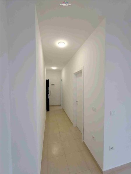 Tirane, jepet me qera zyre Kati 3, 60 m² 400 € (Bulevardi Zogu I Pare)