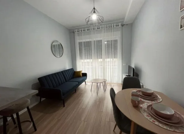 Tirane, jepet me qera apartament 1+1+Ballkon Kati 2, 65 m² 55 € (21 Dhjetori kompleksi Magnet.)