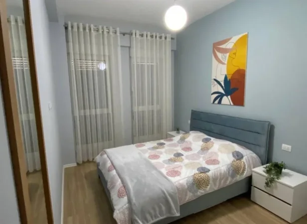 Tirane, jepet me qera apartament 1+1+Ballkon Kati 2, 65 m² 55 € (21 Dhjetori kompleksi Magnet.)