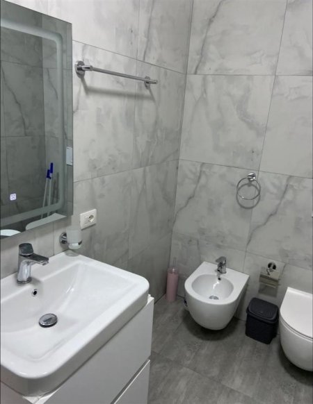 Tirane, jepet me qera apartament 1+1+Ballkon Kati 2, 65 m² 55 € (21 Dhjetori kompleksi Magnet.)